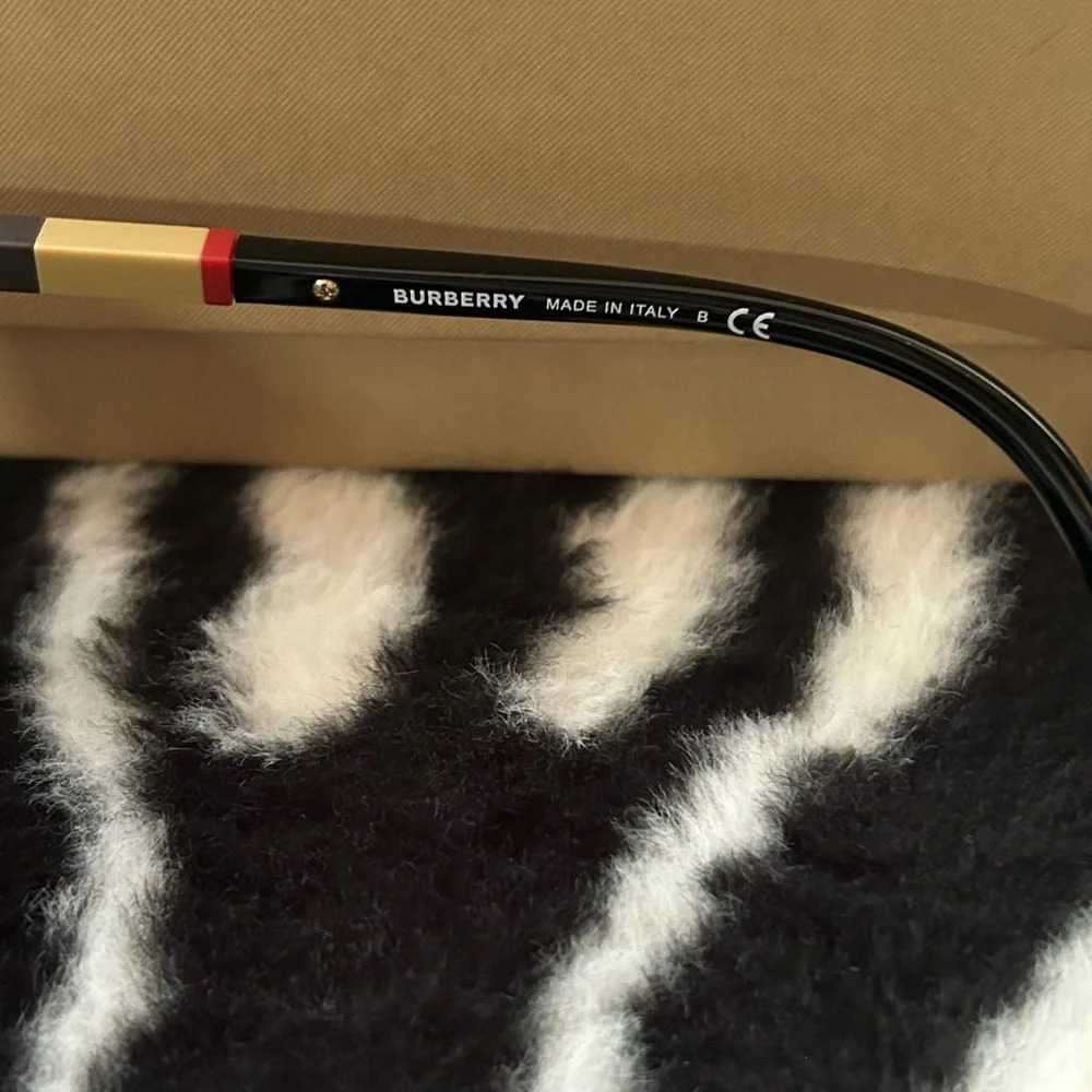 NIB Burberry Cat-eye sunglasses